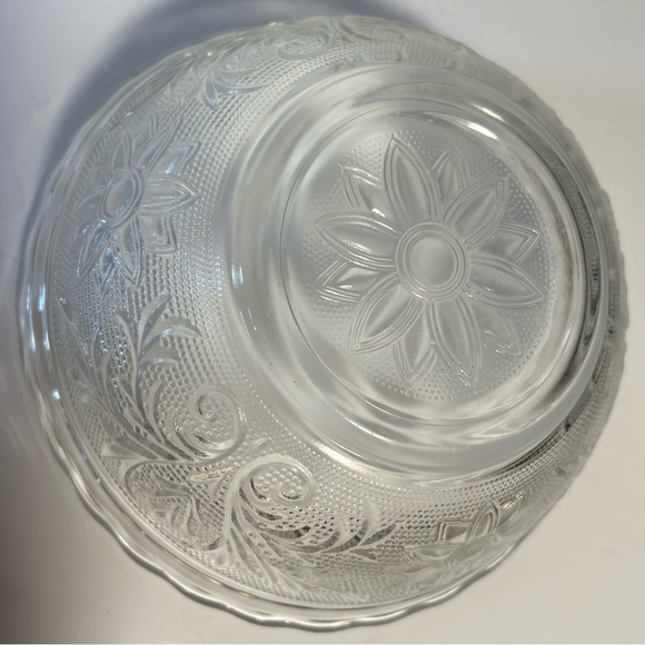 Vintage MCM Anchor Hocking Tiara scalloped Sandwich Glass Bowl 6.25” EUC - Picture 6 of 9